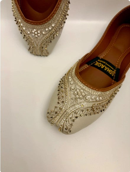 268-Handmade Women’s Off White Khussa – Traditional Jutti – Available size: UK 3