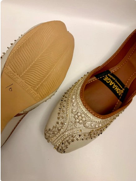 268-Handmade Women’s Off White Khussa – Traditional Jutti – Available size: UK 3